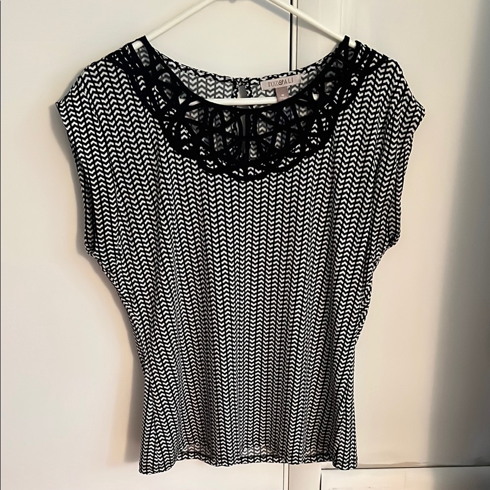 Roz & Ali Black and White Fitted Cap Sleeve Blouse